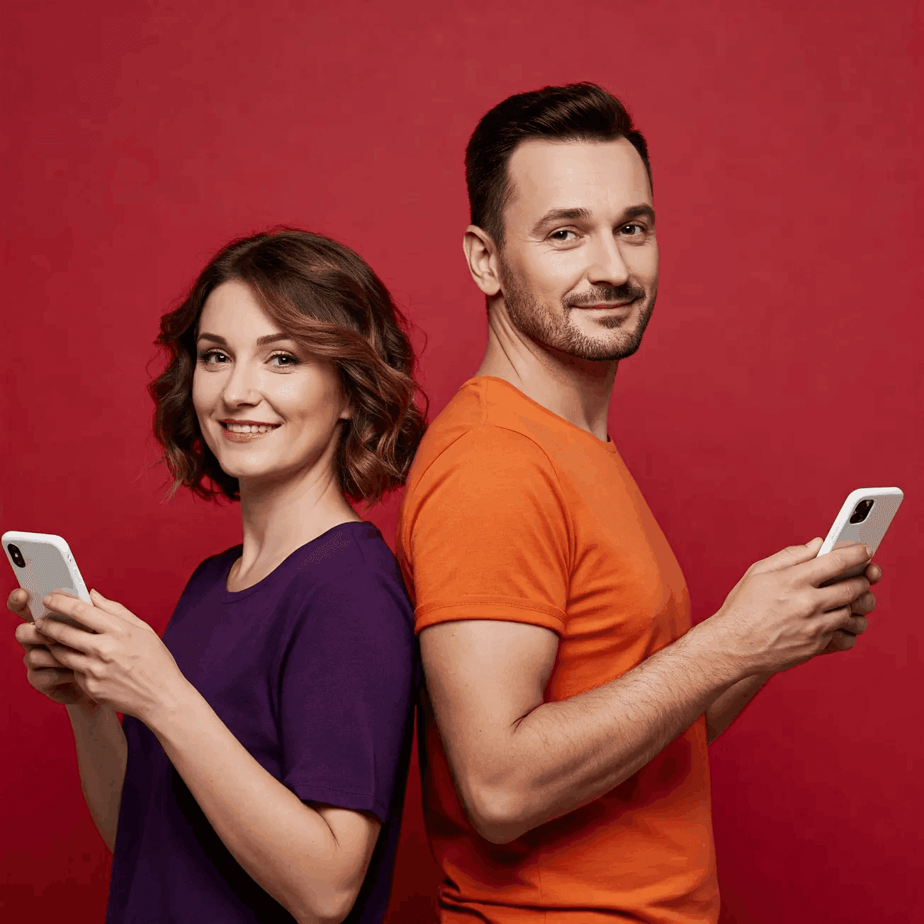 Użytkownicy trzymający smartfony, symbolizujących projektowanie i rozwój rozwiązań cyfrowych