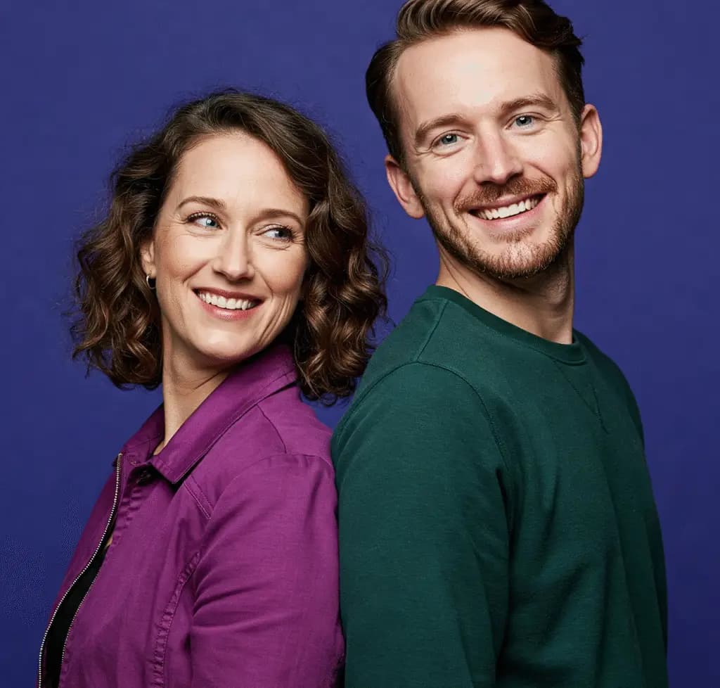 Kobieta i mężczyzna stojący plecami do siebie, uśmiechający się na tle fioletowej ściany