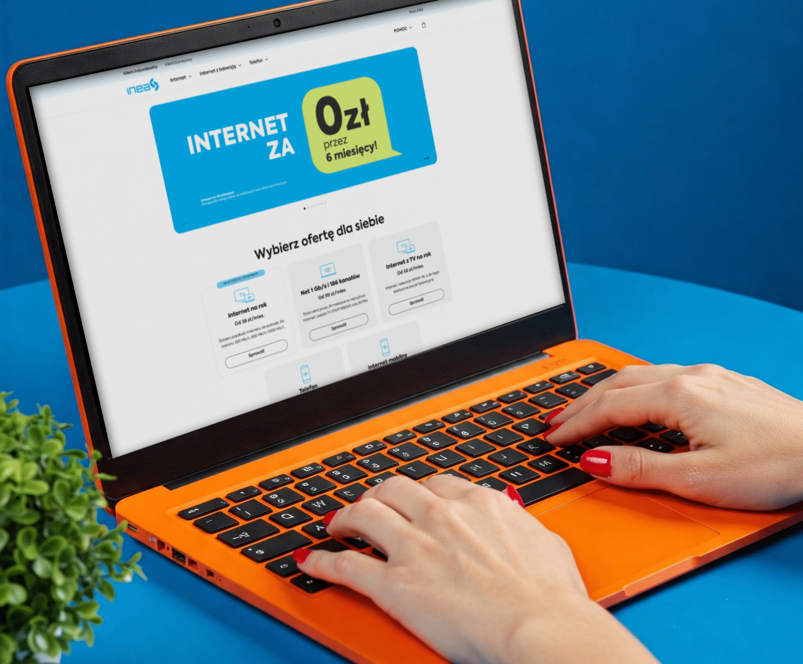 Osoba przeglądająca stronę internetową z ofertą internetu na pomarańczowym laptopie