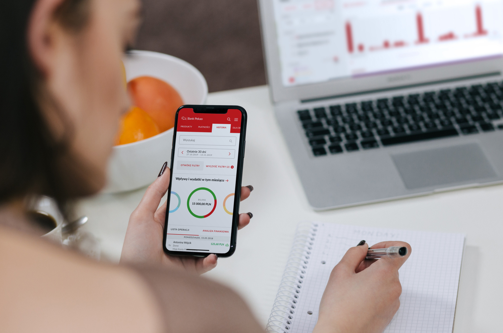 Użytkownik korzystający z aplikacji mobilnej Pekao24 na smartfonie